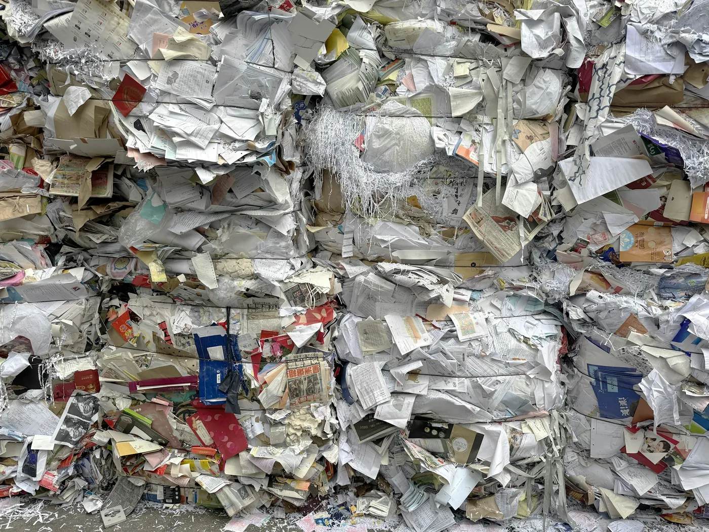 Balle compresse di carta e cartone pronte per il riciclo